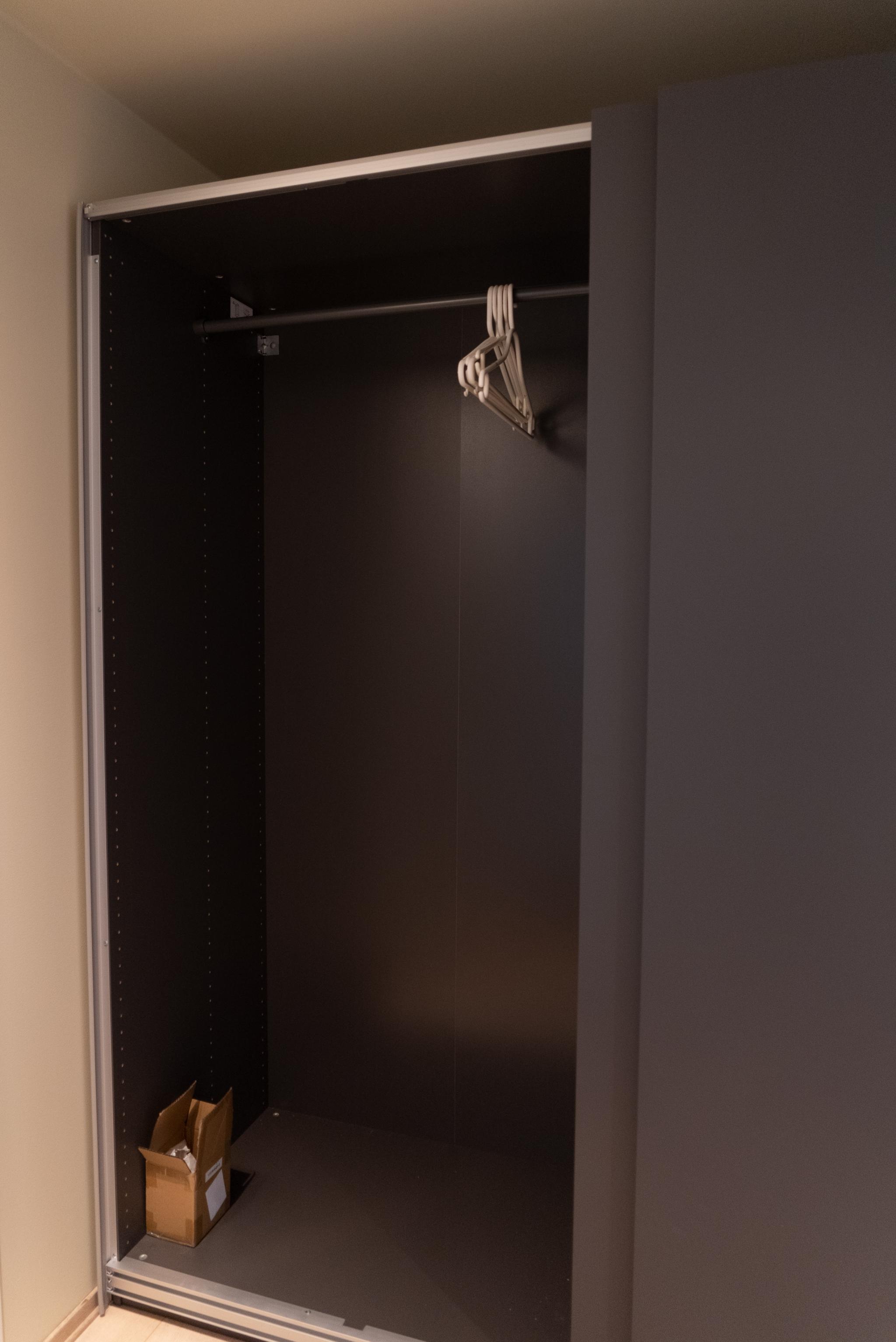 Nymontert pax garderobe i gangen gir god lagringsplass. I tillegg er det et stort garderobeskap i alkoven og en egen bod i kjelleren. 